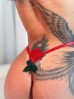 CALCINHA TANGA FIO COM APLIQUE ROSA REGULAGEM BANHO 24K TAM. &Uacute;NICO C&Oacute;D. 8021